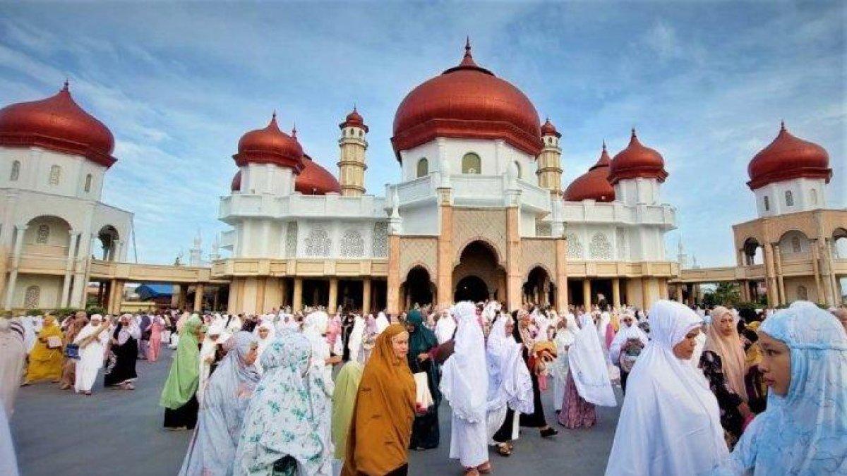 Suasana pelaksanaan Shalat Idul Adha 1443 Hijriah di halaman Masjid Agung Baitul Makmur Meulaboh, Kabupaten Aceh Barat, Minggu (10/7/2022)