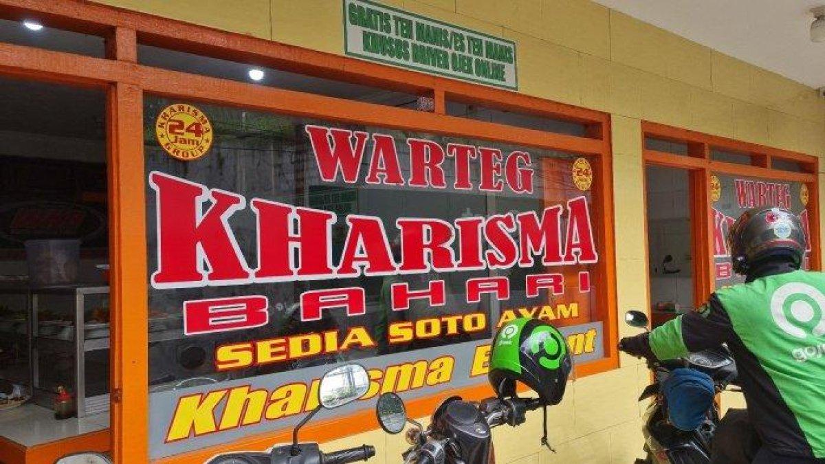 Suasana Warteg Kharisma Bahari di kawasan Cilandak, Jakarta Selatan pada Selasa (28/9/2021). Para pedagang Warteg menghapus menu olahan daging ayam dari daftar menu makanan imbas mahalnya harga daging ayam.