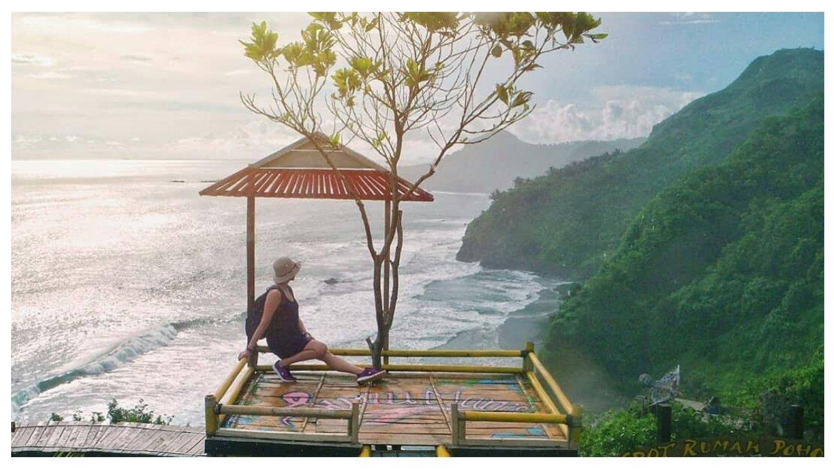 Salah satu spot foto instagramable di Pantai Surumanis