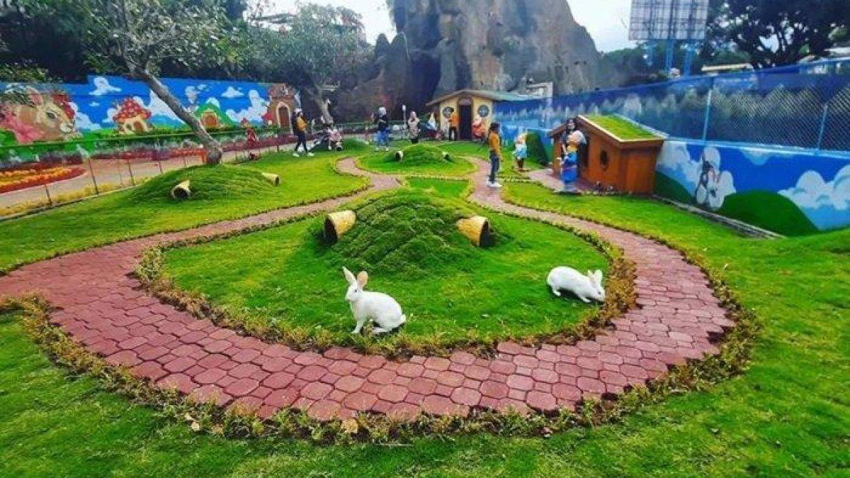 WISATA DI MALANG - Wahana taman kelinci di Taman Rekreasi Sengkaling Kecamatan Dau, Malang, Jawa Timur.