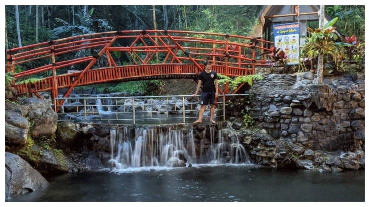 Salah satu spot foto di Umbulan Tanaka Waterfall