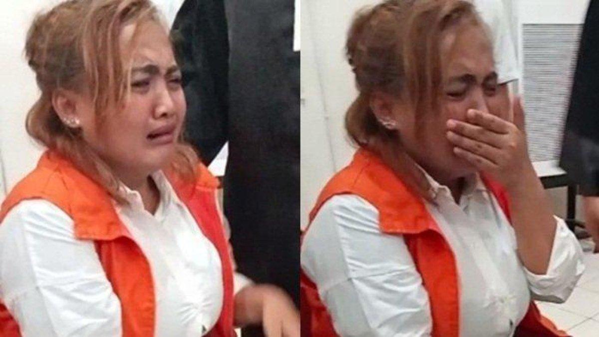 TANGISAN Lina Mukherjee di sidang perdana.