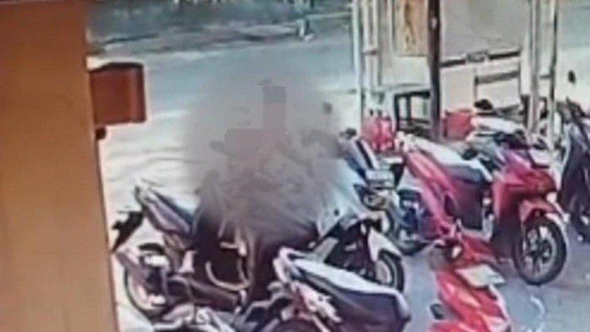 Tangkap layar CCTV Emak-emak di Surabaya Curi Hp yang Tertinggal di Motor. Videonya viral.
