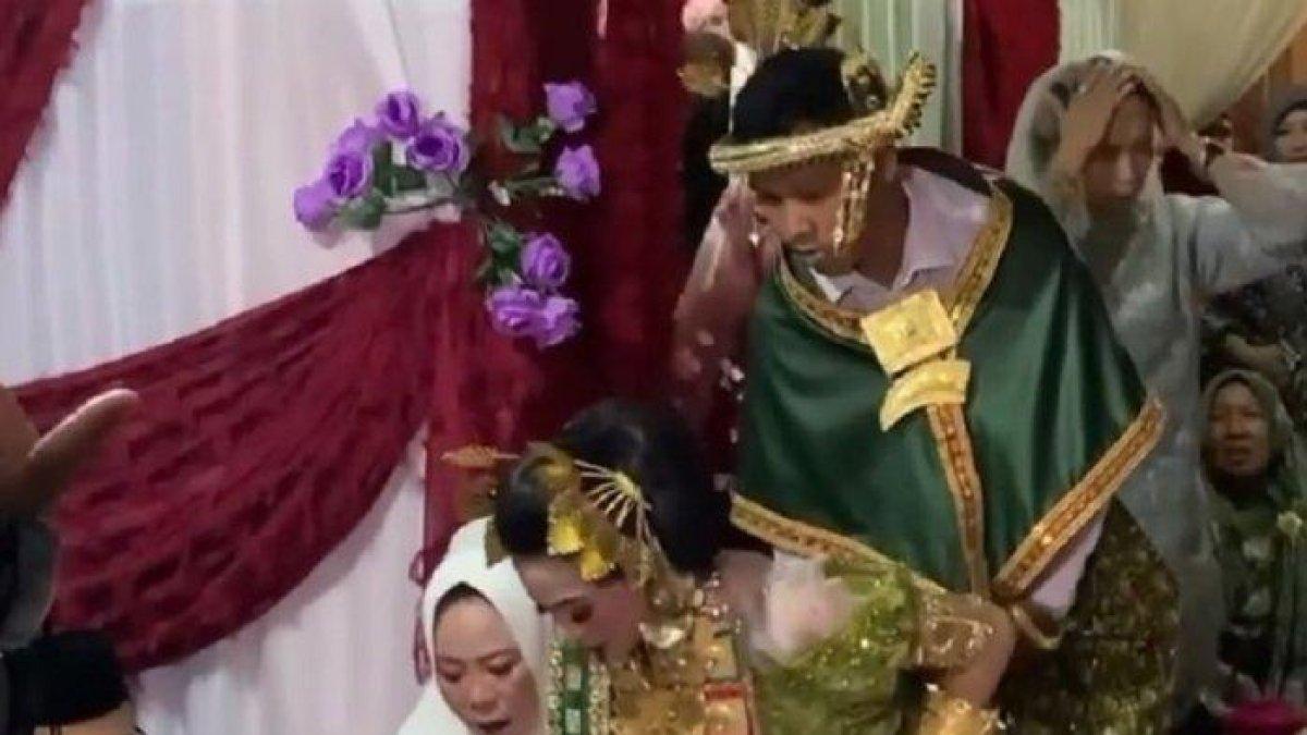 Tangkapan layar pernikahan di Kelurahan Pappang, Kecamatan Campalagian, Kabupaten Polman viral di sosial media lantaran pengantin pria menghilang, Sabtu (15/7/2023) lalu. Pria yang kabur tersebut pun lalu digantikan sang kakak untuk menikahi mempelai wanita.