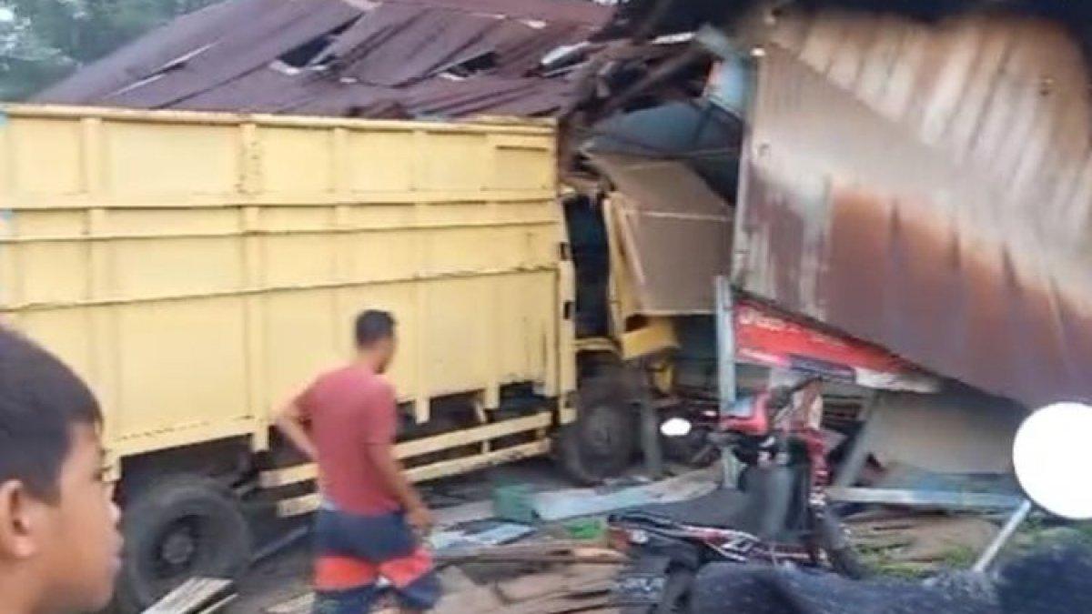 Tangkapan layar video dari Polres Muaro Jambi terkait kondisi laka lantas di Jalan Jambi-Muarabulian yang mengakibatkan rumah hancur dan 1 balita kritis.