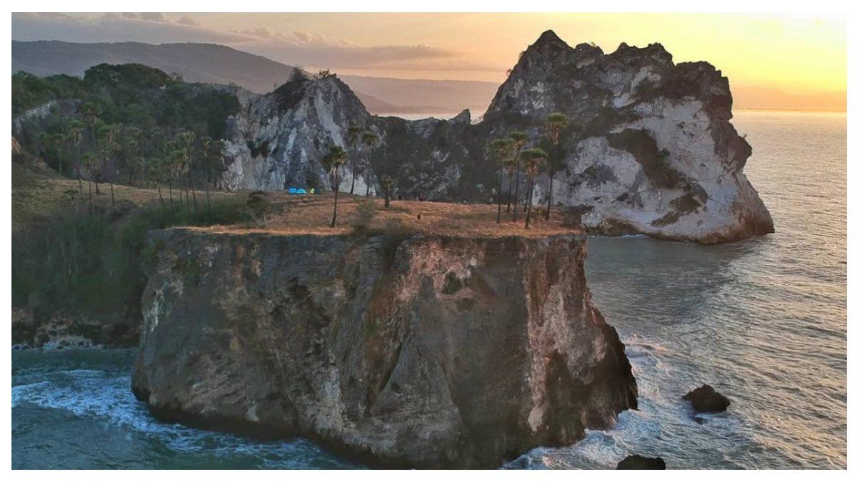 Pemandangan alam yang sangat indah di Pantai Tanjung Batu Putih