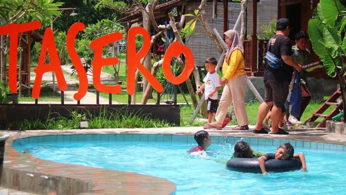 REKOMENDASI RESTORAN KLATEN: Pengunjung tengah menikmati keasrian Tasero Klaten