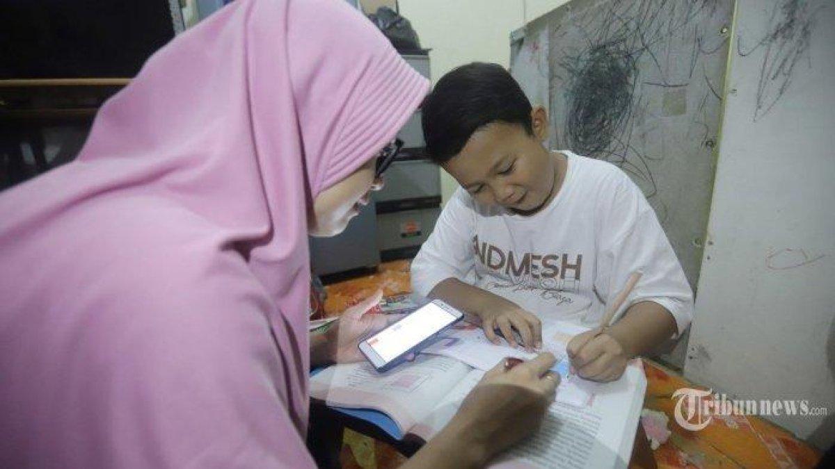 Siswa belajar dari rumah didampingi orangtua, Selasa (31/3/2020). Pemprov DKI Jakarta memperpanjang masa belajar di rumah selama wabah Covid-19 hingga 19 April 2020 mendatang. Mulanya masa kegiatan belajar di rumah bagi siswa-siswi diberlakukan selama dua pekan, terhitung sejak 16 Maret sampai 29 Maret 2020.
Siswa belajar dari rumah didampingi orangtua, Selasa (31/3/2020). Pemprov DKI Jakarta memperpanjang masa belajar di rumah selama wabah Covid-19 hingga 19 April 2020 mendatang. Mulanya masa kegiatan belajar di rumah bagi siswa-siswi diberlakukan selama dua pekan, terhitung sejak 16 Maret sampai 29 Maret 2020.