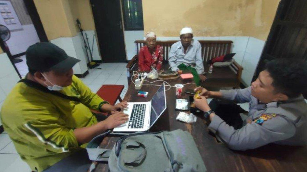 Tersangka, Daryanto diamankan pihak polisi.