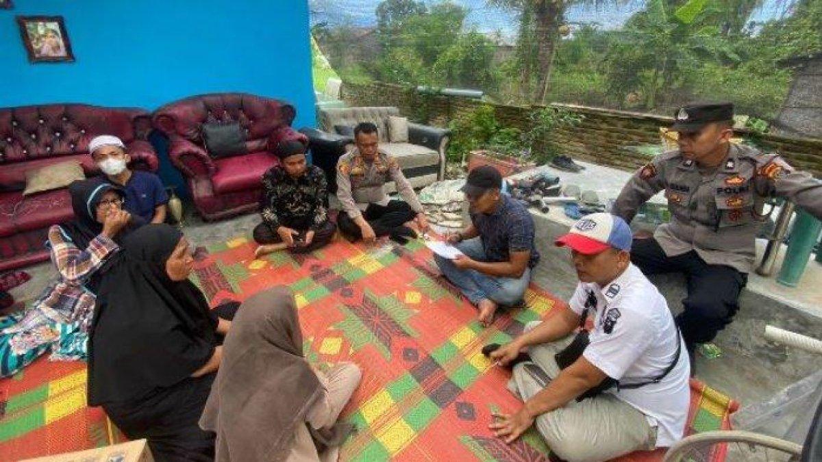 Suasana ketika petugas kepolisian mendatangi kediaman pemanen sawit yang tewas tersengat listrik untuk melakukan pendataan .