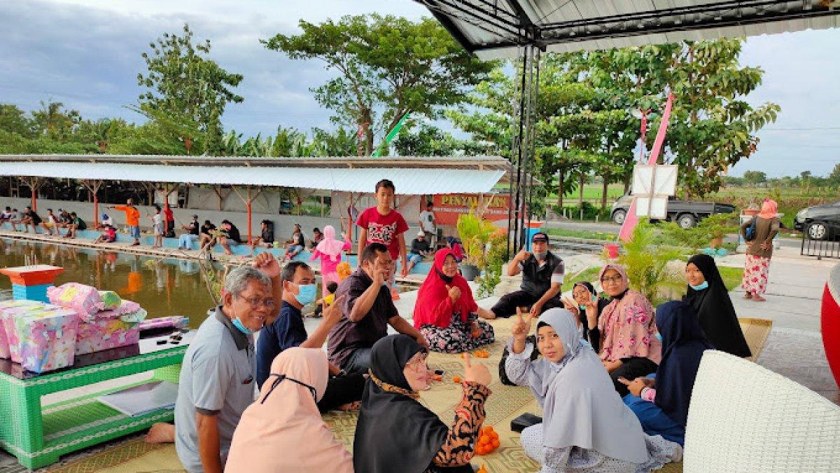 OBYEK WISATA KLATEN: Pengunjung tengah menikmati suasana di Tirto Mili, Klaten