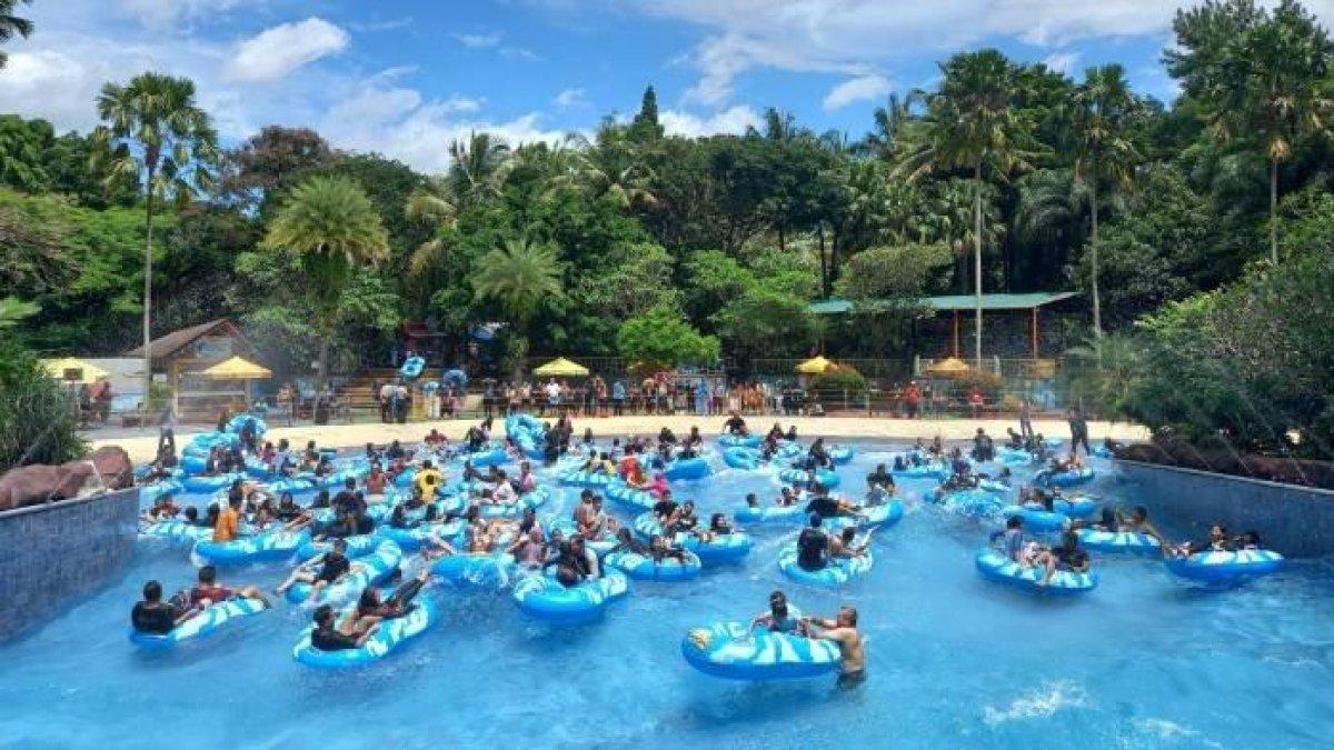 Keseruan berenang di The Jungle Waterpark Bogor