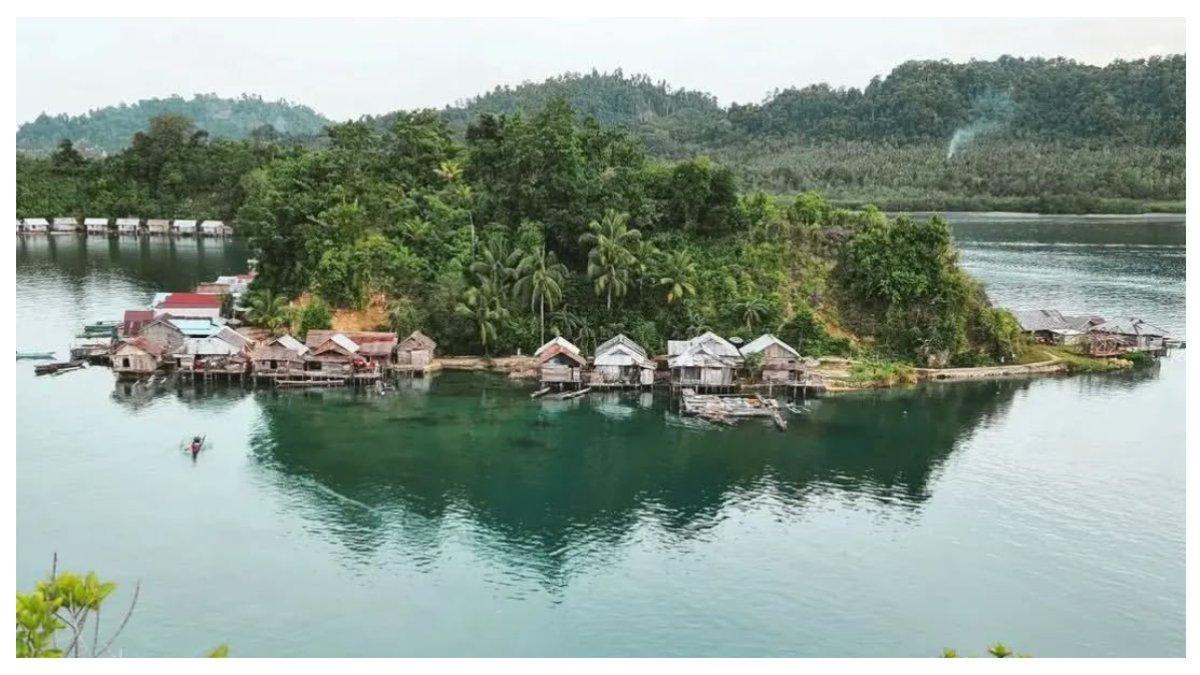 Pemandangan rumah-rumah warga lokal yang juga menjadi daya tarik Kepulaun Togean