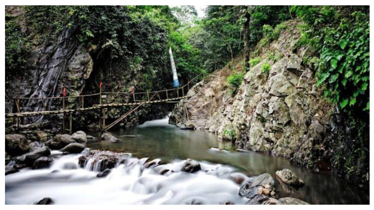 Jembatan yang ada di Curug Tonjong