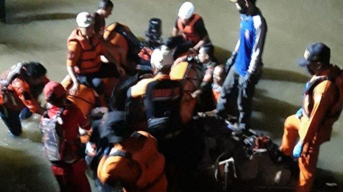 Tim SAR gabungan sedang mengevakuasi korban meninggal siswa MTS Harapan Baru Cijantung Ciamis yang meninggal dunia akibat tenggelam terseret arus Sungai Cileueur, Kabupaten Ciamis, Jumat (15/10/2021) malam.