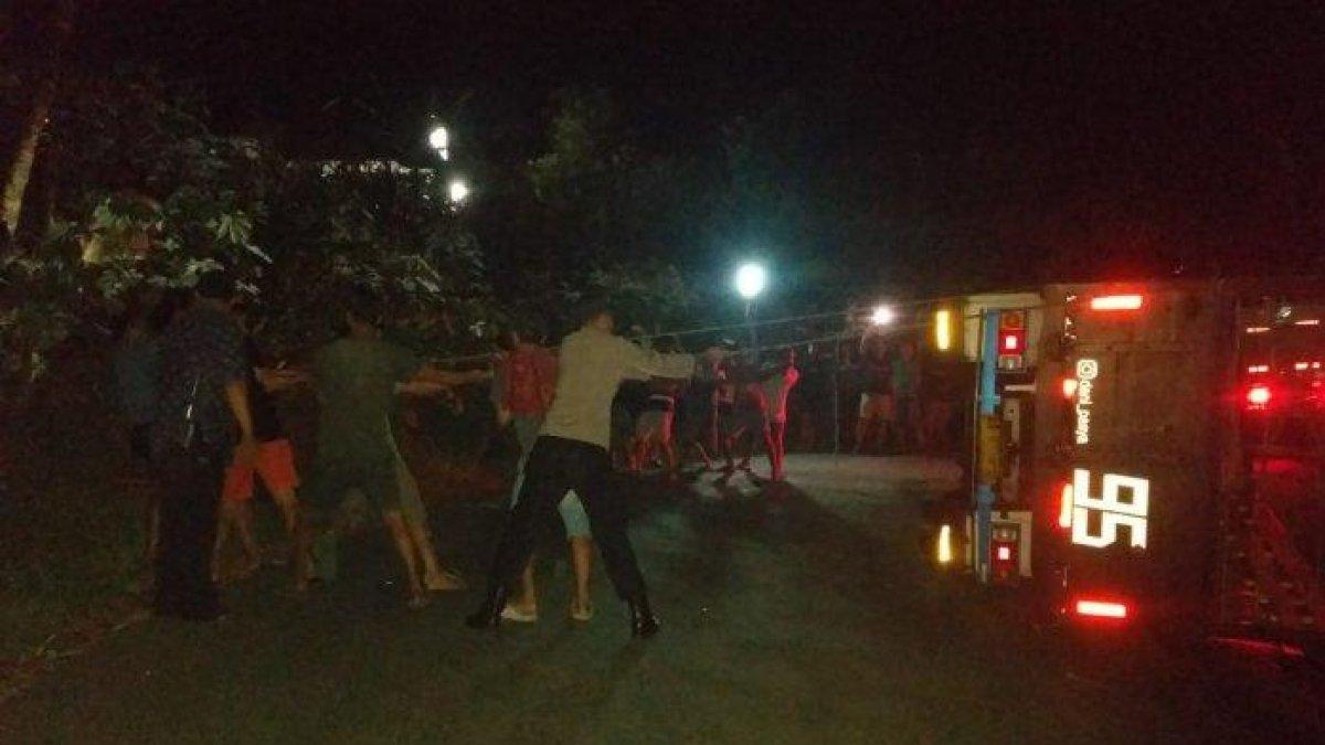 TRUK TERGULING - Polisi dari Polsek Pengadegan, dibantu oleh para warga mengevakuasi sebuah truk bermuatan karpet yang terguling di jalan raya Desa Bedagas, Kecamatan Pengadegan, Kabupaten Purbalingga pada Selasa (29/4/2025) malam. dok Polres Purbalingga