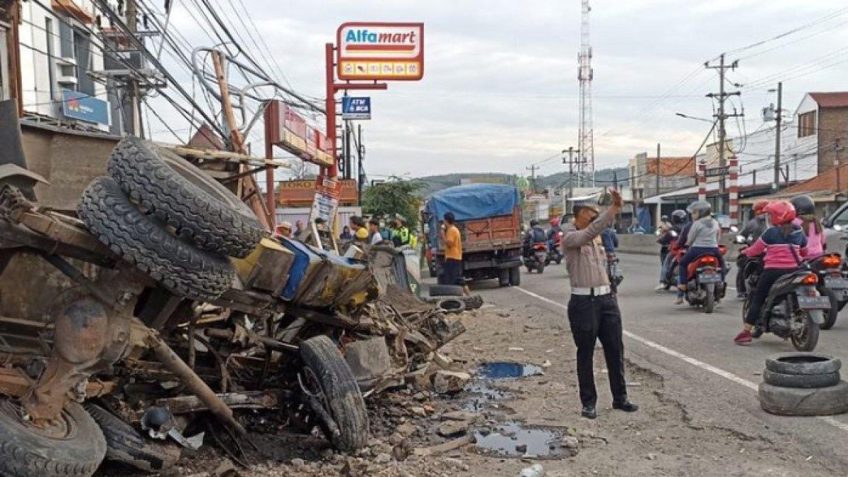 Truk tabrak ruko hingga hancur di Kecamatan Bawen, Kabupaten Semarang