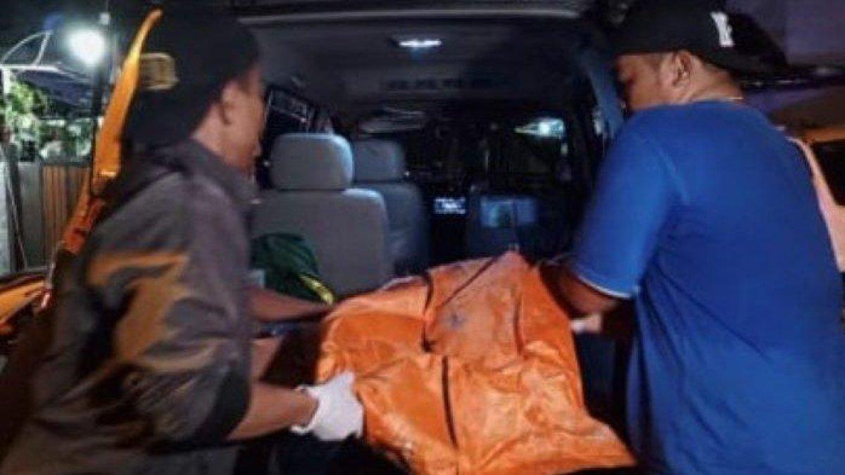 Petugas evakuasi jasad pasangan suami istri (pasutri) korban kebakaran rumah di Jalan Dadap Raya RT 07/01, Kelurahan Mekarjaya, Sukmajaya, Kota Depok, pada Kamis (24/8/2023) malam.