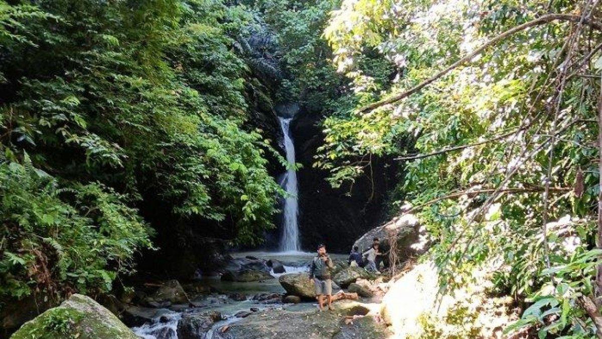 Warga yang sedang mengunjungi air terjun di Dusun Uhaimanyang, Desa Lebani, Kecamatan Tapalang Barat, Mamuju, Sabtu (12/4/2025).