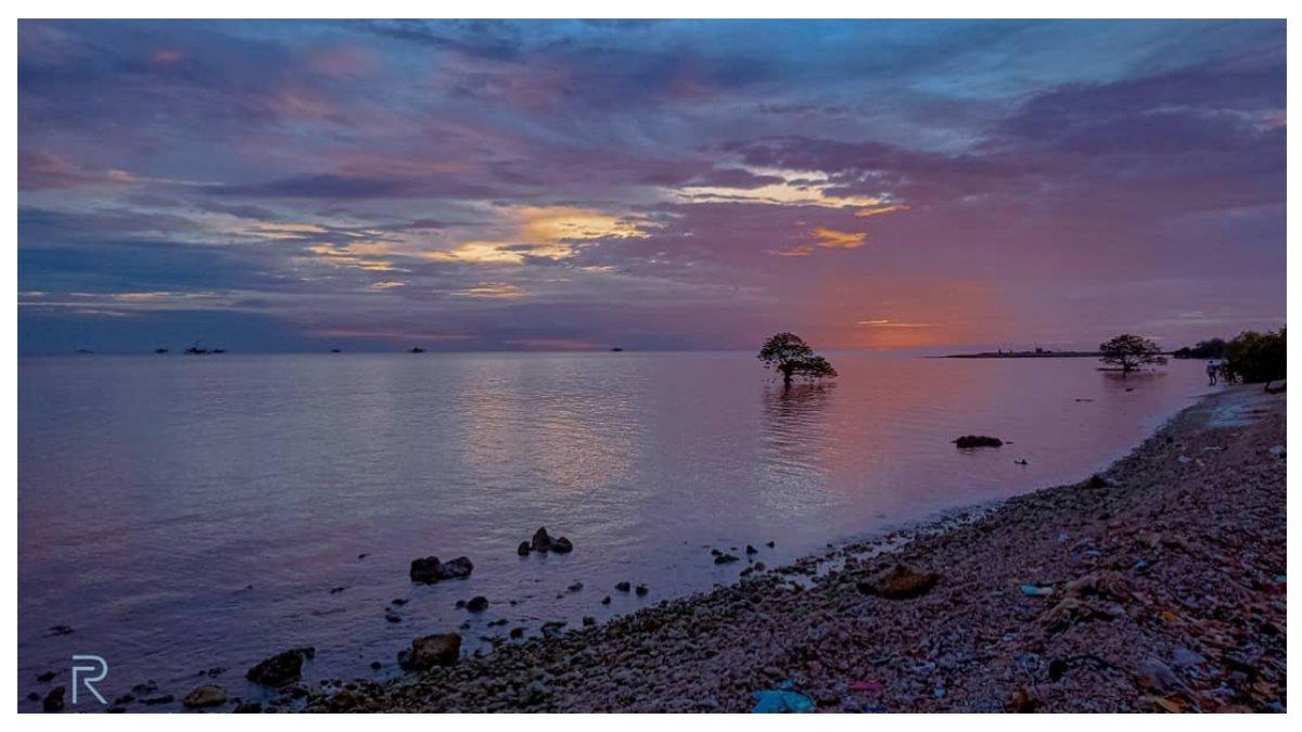 Suasana di Pantai Ujung Piring