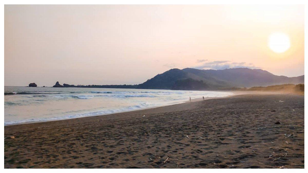 Pemandangan di Pantai Watu Ulo