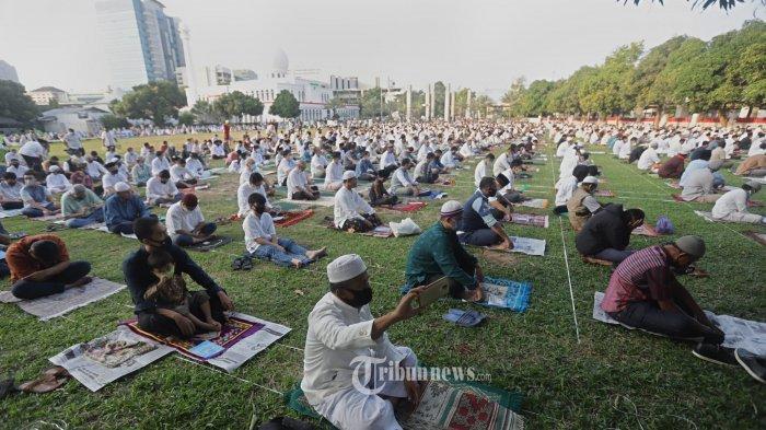 Umat muslim saat melaksanakan shalat Idul Adha 1441 H di Masjid Al Azhar Jakarta, Jumat (31/7/2020).