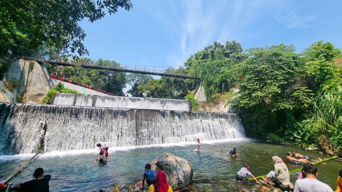 Air Terjun dari Aliran Sungai di Umbul Cokro, Klaten.