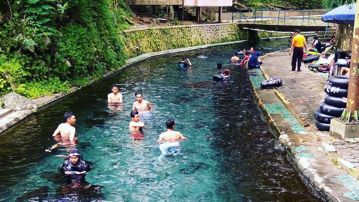 Suasana di mata air atau Umbul Cokro Klaten.