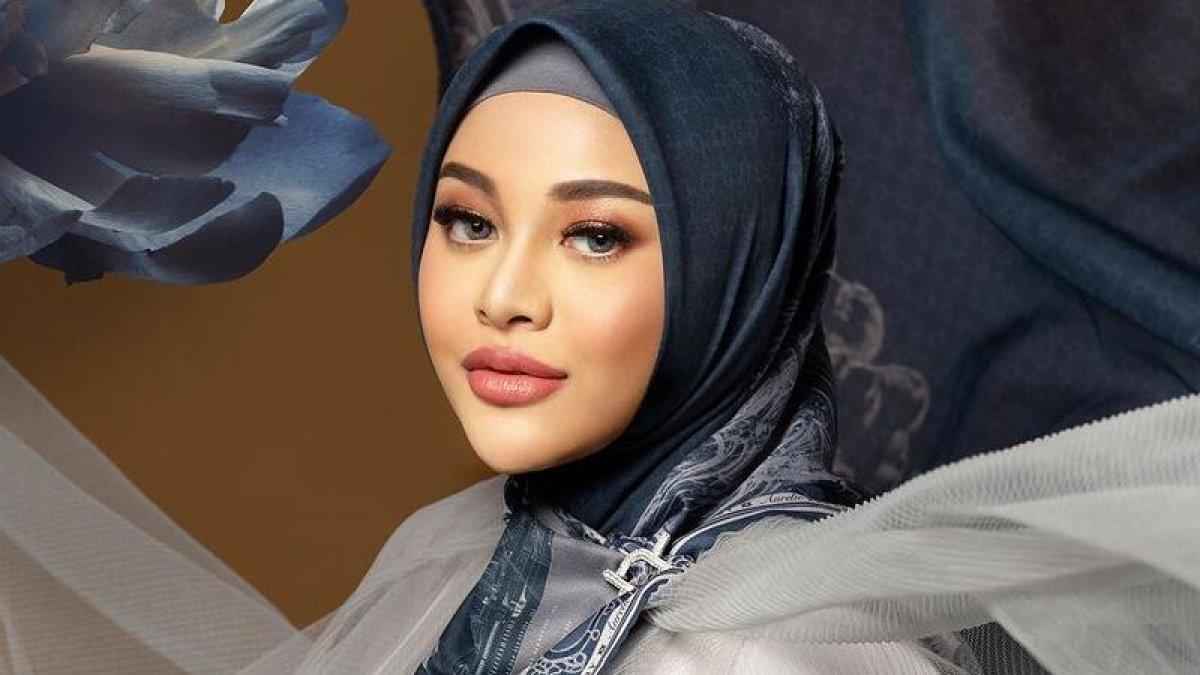 ARTIS BAGI THR - Aurel Hermansyah membagikan THR berupa umrah gratis untuk karyawannya yang bernama Sinta