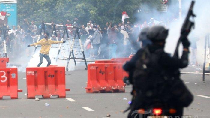 ILUSTRASI Aparat kepolisian menembakkan gas air mata (TRIBUNNEWS/IRWAN RISMAWAN)