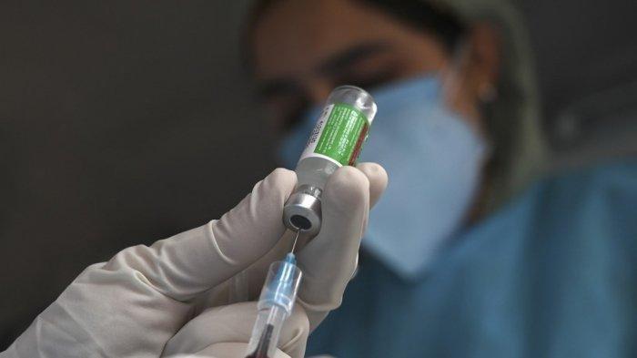 Gambar ini diambil pada 12 Juli 2021 menunjukkan botol vaksin virus corona COVID-19 Pfizer-BioNTech di atas meja di sebelah klinik rawat jalan Pusat Kardiovaskular di Pusat Medis Sheba dekat Tel Aviv, Israel.