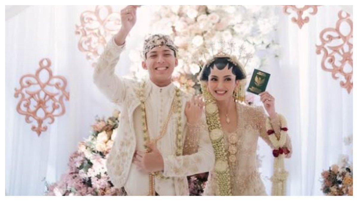 ARTIS DINIKAHI POLISI - Valerie Tifanka dinikahi polisi bernama Iptu Mochammad Andhika.
