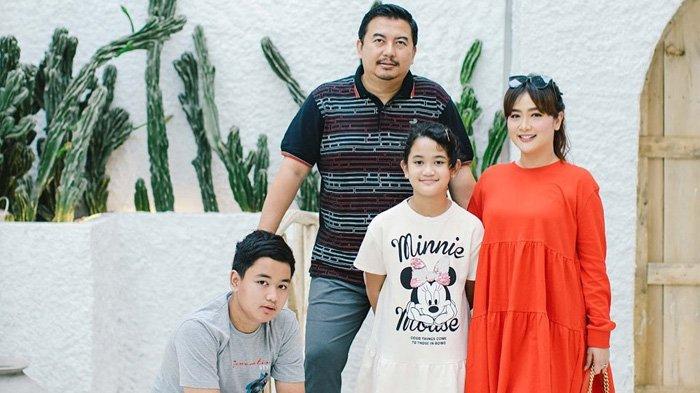 Vega Darwanti bersama suami, Dema Sany Sanjaya dan anak-anak