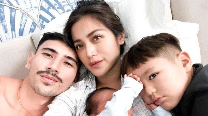 Vincent Verhaag bersama sang istri tercinta Jessica Iskandar serta kedua buah hatinya yakni El Barack dan Don Verhaag.