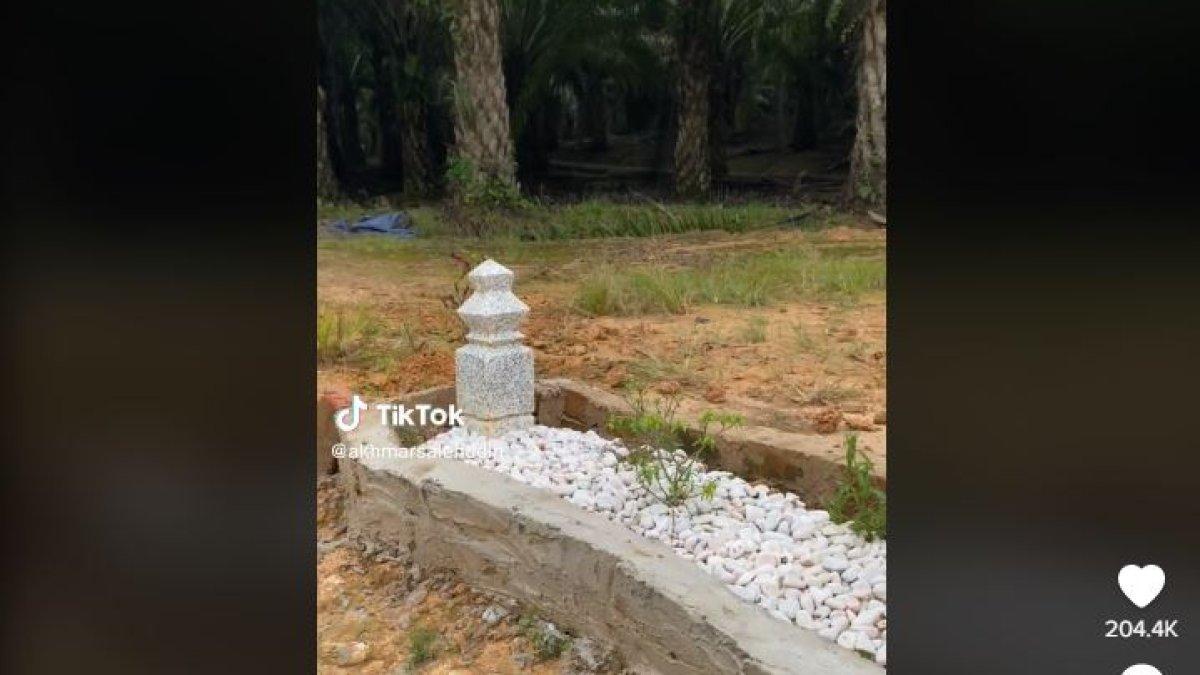 Viral bocah kumpulkan batu bata sendiri dan perbaiki makam ayahnya.