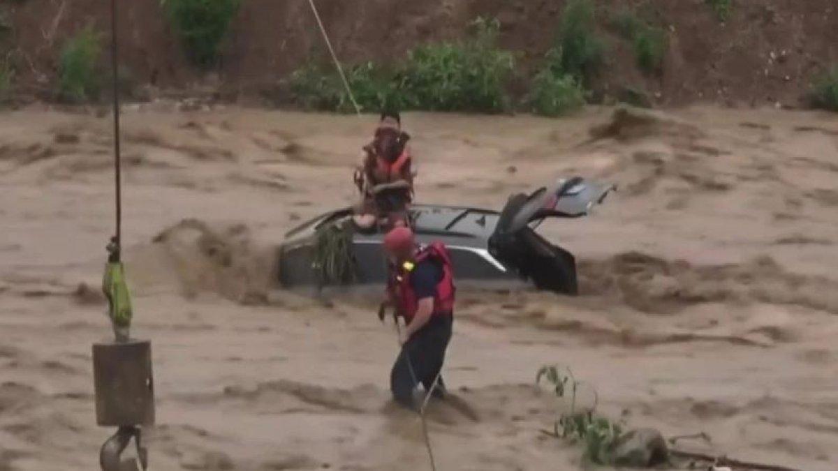 Viral pria selamatkan nyawa tunangannya saat terjebak banjir.