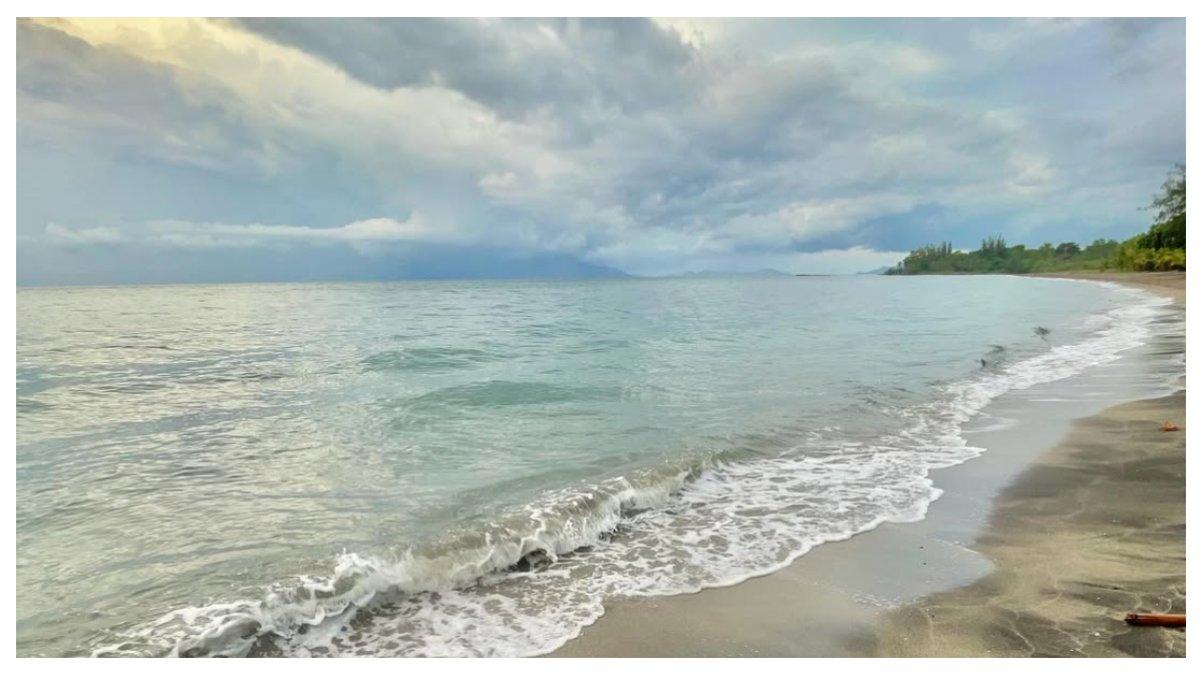 Suasana di Pantai Waiara