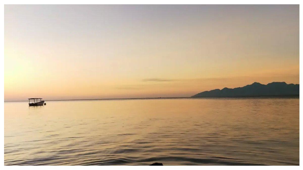 Suasana sore hari saat matahari terbenam di Pantai Waiara