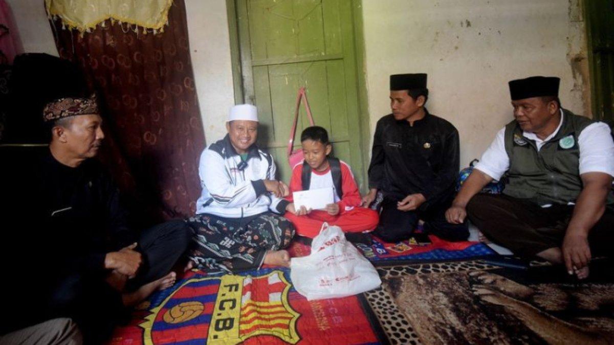 Wakil Gubernur Jabar Uu Ruzhanul Ulum memberikan bantuan kemanusiaan kepada Aria Nizar di rumahnya Desa Manggungjaya, Kecamatan Rajapolah, Kabupaten Tasikmalaya, Selasa (25/7/2023)