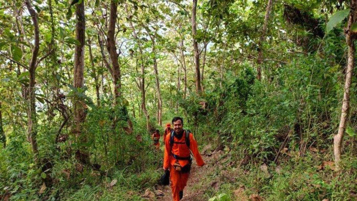Warga dan relawan dari berbagai potensi SAR Senin (5/6) melakukan pencarian Aki Ohan (78) yang hilang tersesat di Hutan Gunung Geger Bentang Cigayam Banjaranyar Ciamis, Minggu (4/6) pagi (foto Dok RCS)