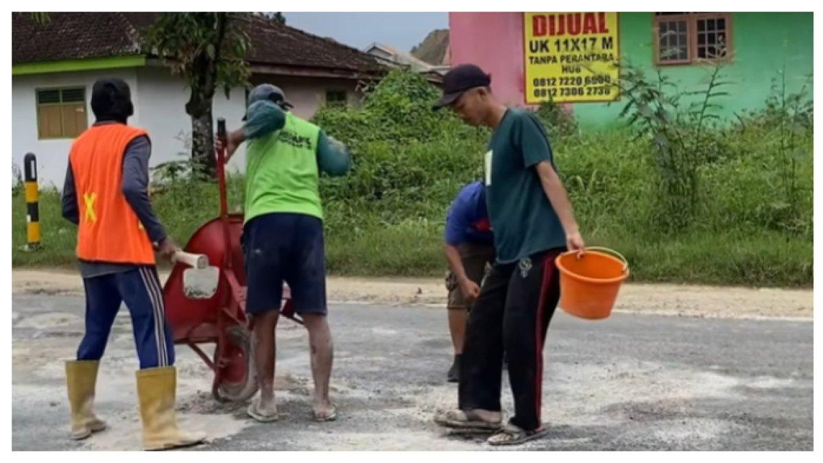 WARGA LAMPUNG GERAM - Lambatnya penanganan perihal jalan rusak dari pemerintah, akhirnya warganya tambal sendiri. Aksinya viral di media sosial, tanpa meminta bantuan dari pemerintah.