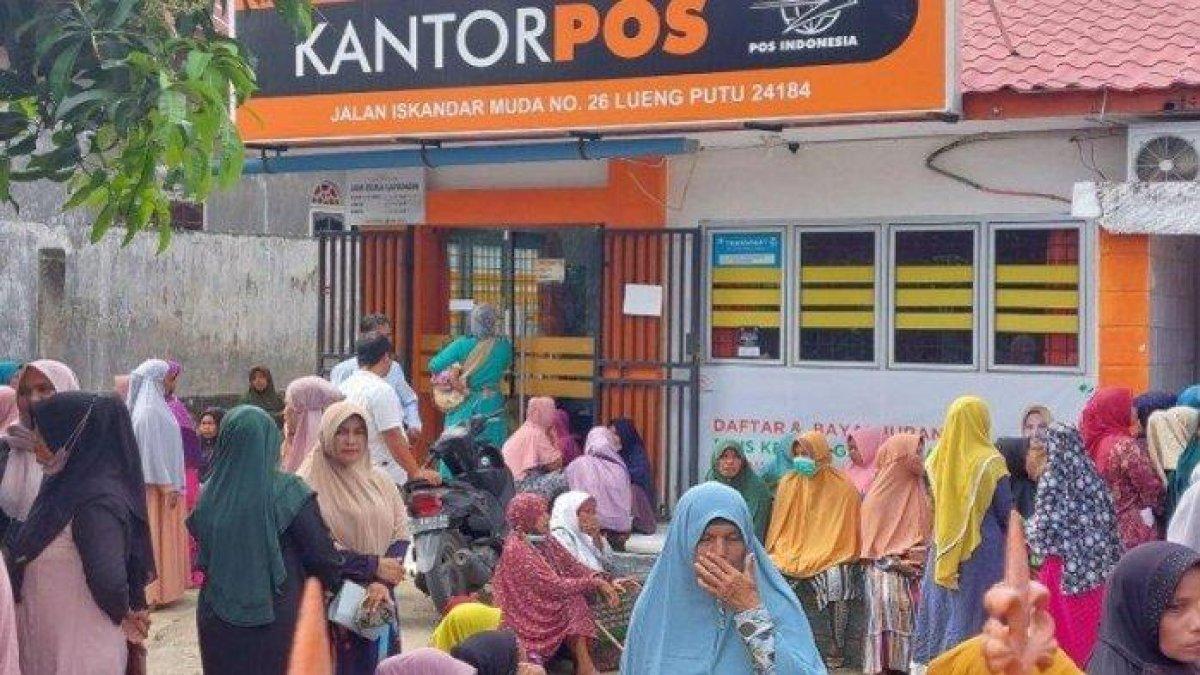 Warga Kecamatan Bandar Baru, Pidie Jaya mengambil dana bantuan sosial PKH di kantor Pos Lueng Putu.