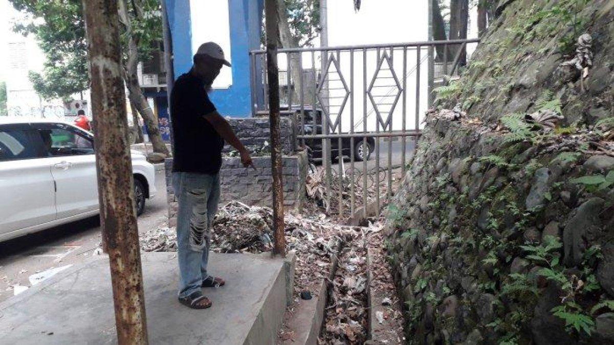 Warga menunjukan lokasi temuan mayat