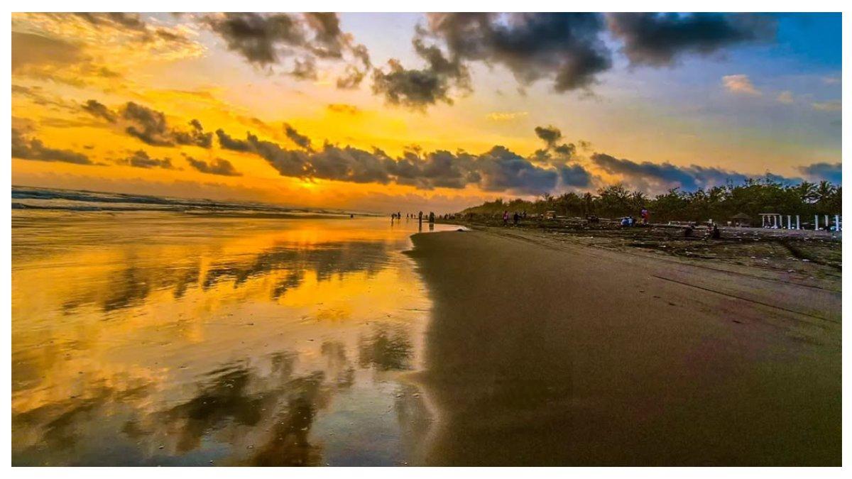 Pemandangan sore hari di Pantai Widarapayung