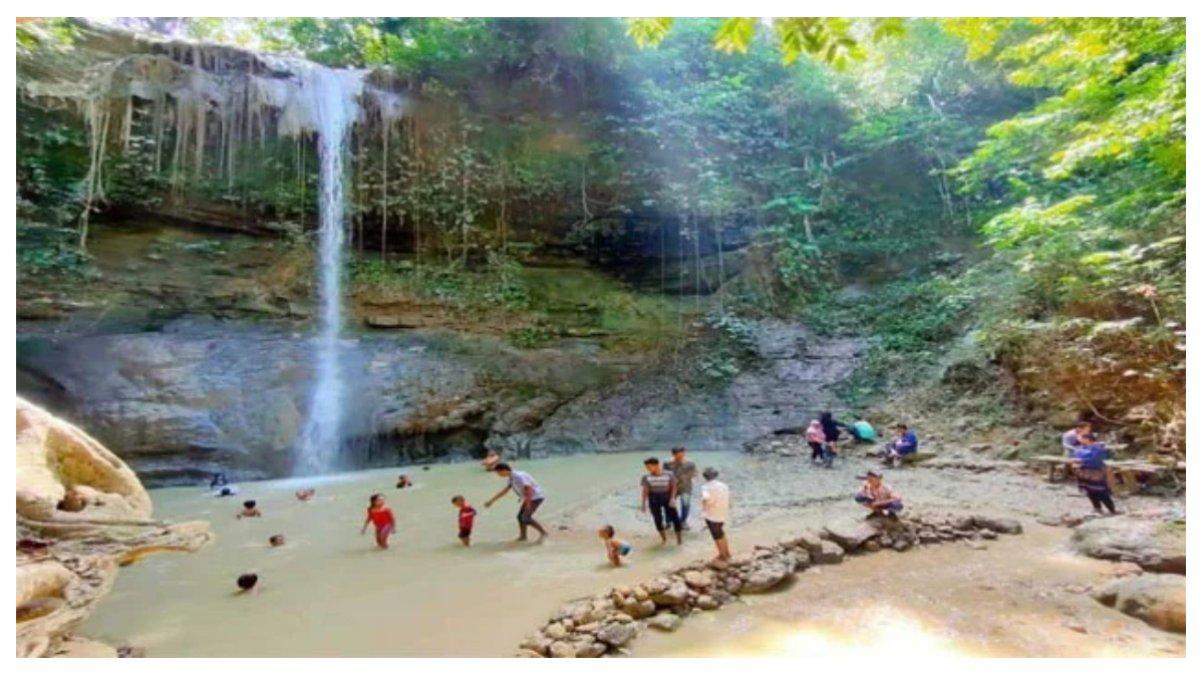 Sejumlah pengunjung sedang menikmati air terjun widuri