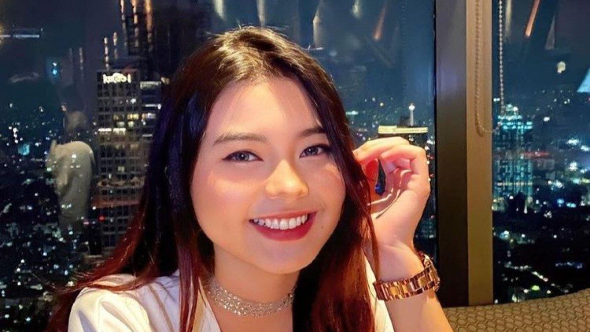 Yansen Indiani atau Cesen eks JKT48 mengejutkan publik dengan kabar pernikahan dengan komika Marshel Widianto.