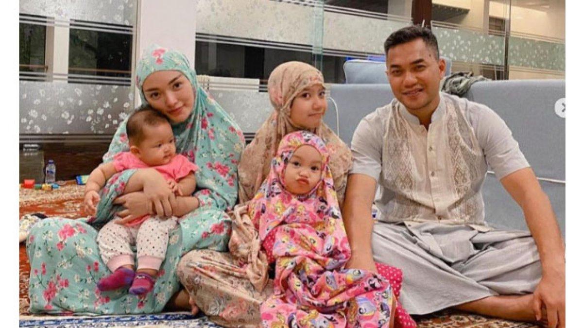 Zaskia bersama suami dan anak-anaknya