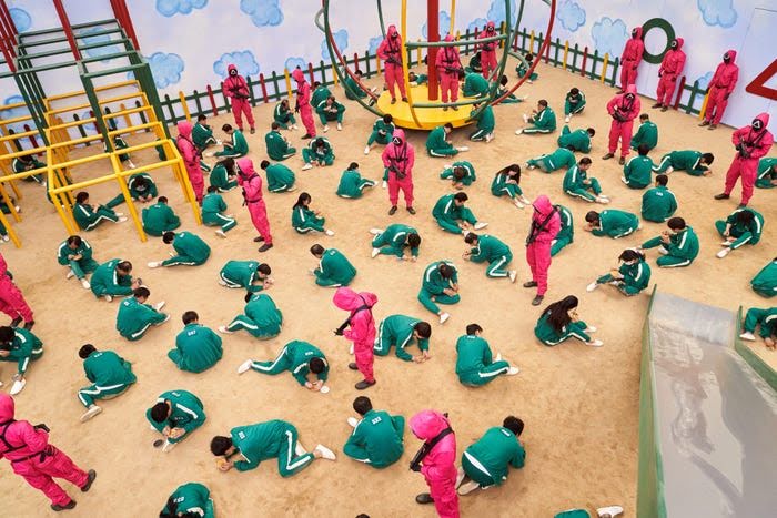 Peserta dan petugas di Squid Game