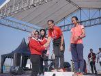 Bupati-Klaten-Sri-Mulyani-menyerahkan-medali-kepada-peserta-tercepat-yang-menyentuh-garis-finis.jpg