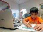 christabel-siswa-sdk-penabur-duren-sawit-mengerjakan-tugas-sekolah-di-rumahnyaa.jpg